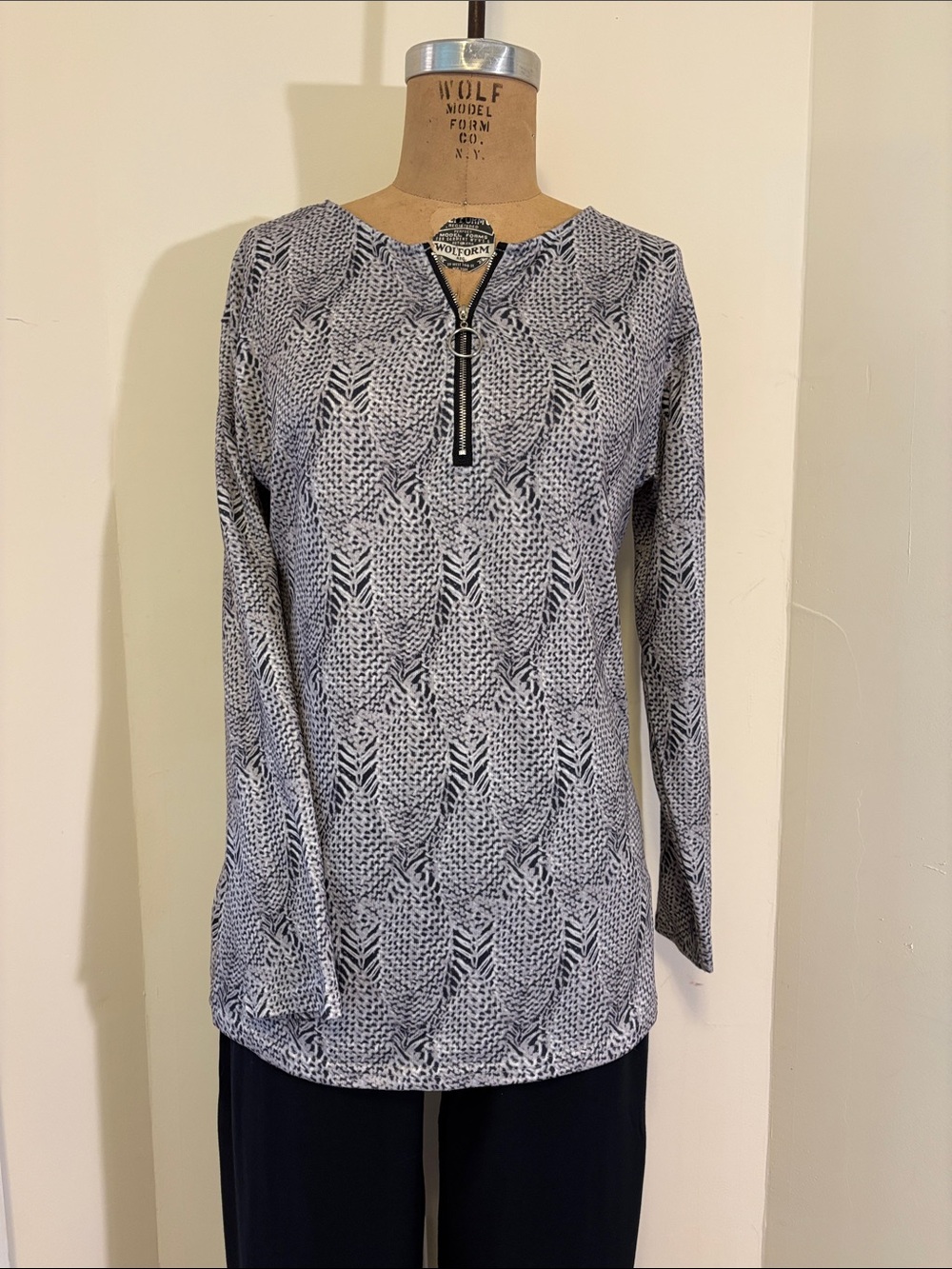 Misslook Black and White Zip-Front Long Sleeve Top